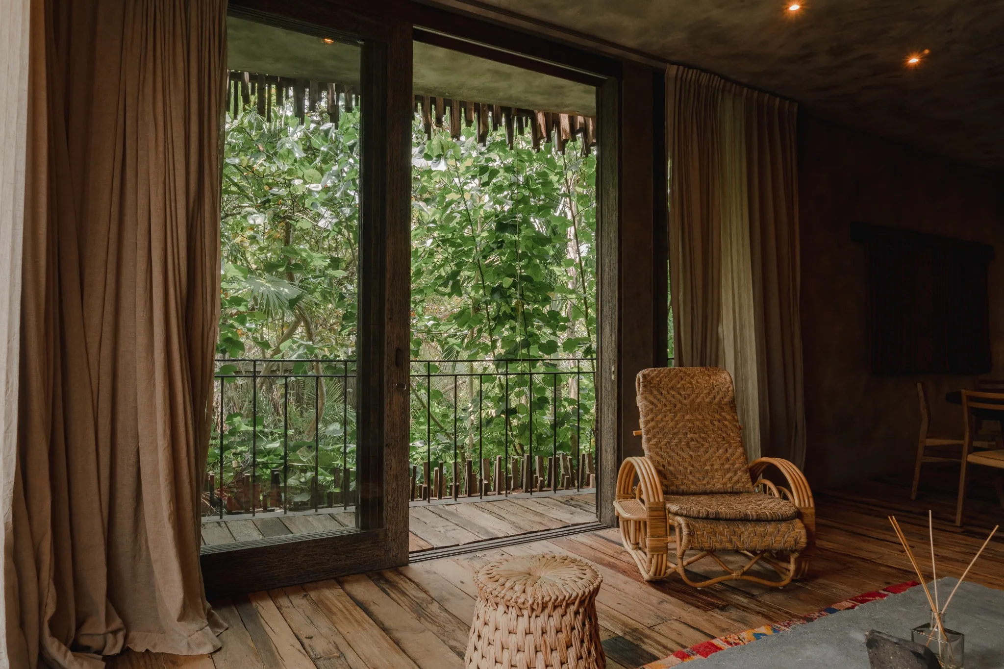 Nômade Tulum — Living room jungle view